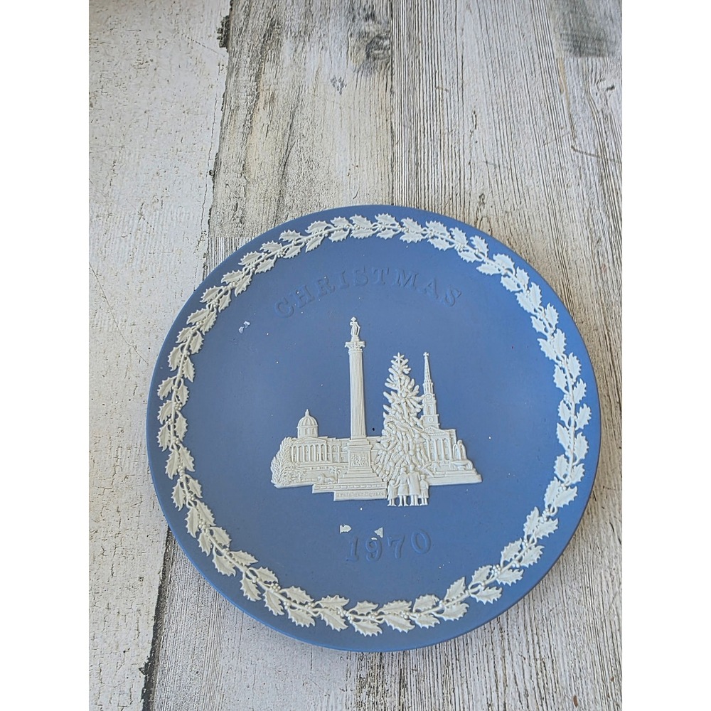 Vintage Wedgewood 70 blue Xmas 1970 plate